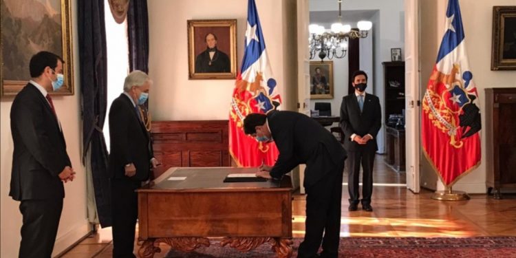 Briones deja el Ministerio de Hacienda para ser candidato presidencial y asume Rodrigo Cerda