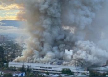 Santiago: evacúan pacientes del Hospital San Borja por incendio en el recinto