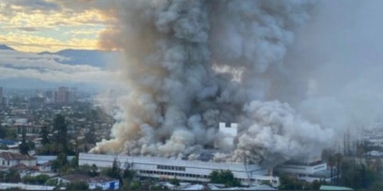 Santiago: evacúan pacientes del Hospital San Borja por incendio en el recinto