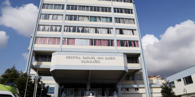 COVID-19: Hospital Van Buren de Valparaíso se queda sin camas críticas