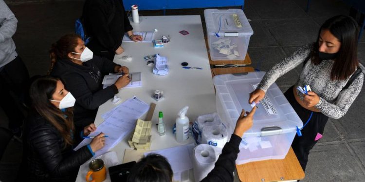 Avanza en el Congreso iniciativa para que embarazadas y quienes tengan a su cuidado menores de 2 años puedan excusarse de ser vocales de mesa