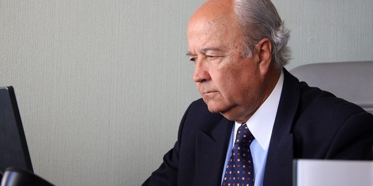 Desde el PC emplazan a Chile Vamos a bajar la candidatura del almirante en retiro Jorge Arancibia