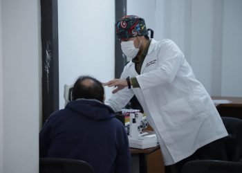 Más de 1100 atenciones oftalmológicas en los cerros de Valparaíso ha realizado la Óptica Popular Móvil