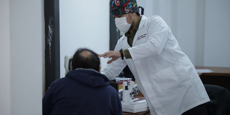 Más de 1100 atenciones oftalmológicas en los cerros de Valparaíso ha realizado la Óptica Popular Móvil