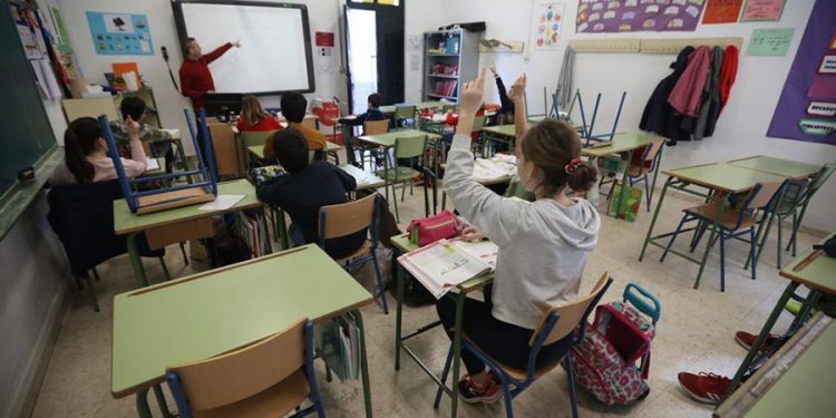 Complejo marzo: preocupan elevadas cifras de positividad y casos activos de COVID-19