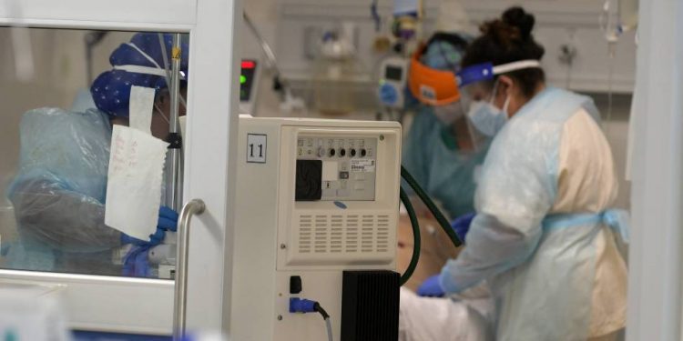 Informe ICOVID revela que Chile se acerca a marzo con niveles críticos en la ocupación de camas UCI