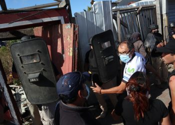 4 detectives lesionados dejó ataque a cuartel en Lebu tras hallazgo de Tomás Bravo: PDI denunciará el hecho a Fiscalía