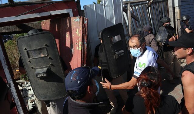 4 detectives lesionados dejó ataque a cuartel en Lebu tras hallazgo de Tomás Bravo: PDI denunciará el hecho a Fiscalía