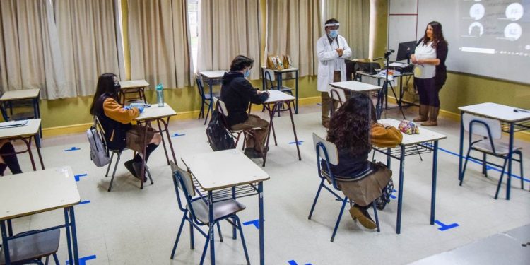 Clases presenciales deben darse desde la fase 4 según Colegio de Profesores