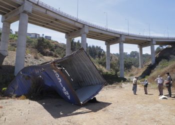Valparaíso: vecinos de sector Los Ventisqueros denuncian daño medio ambiental tras caída de container desde la vía Acceso Sur