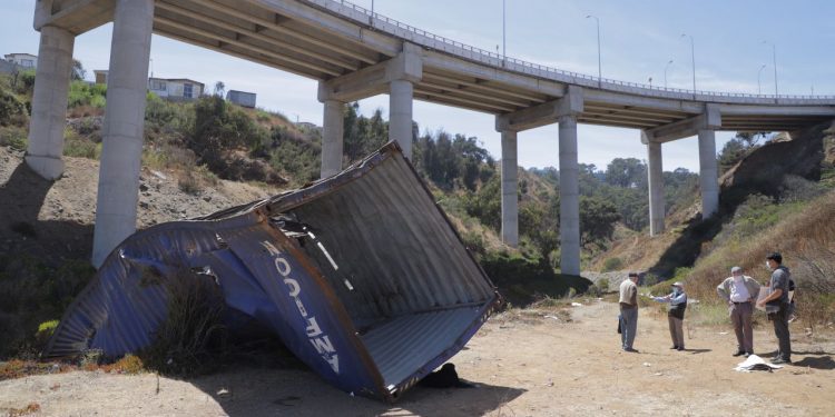 Valparaíso: vecinos de sector Los Ventisqueros denuncian daño medio ambiental tras caída de container desde la vía Acceso Sur