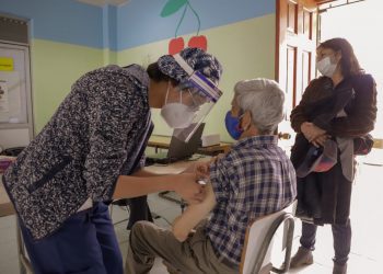 En Valparaíso hacen positivo balance de los primeros días de vacunación contra el COVID-19 y anuncian 21 vacunatorios para la próxima semana