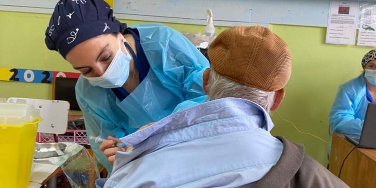 Vacunación masiva COVID-19: Salud municipal de Valparaíso pide al Gobierno aumentar recursos para agilizar cobertura a adultos mayores