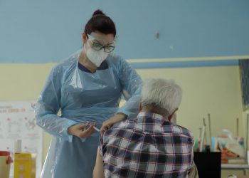 Vacunación COVID-19: Salud municipal reitera llamado al Gobierno para aumentar recursos que permitan extender cobertura a adultos mayores