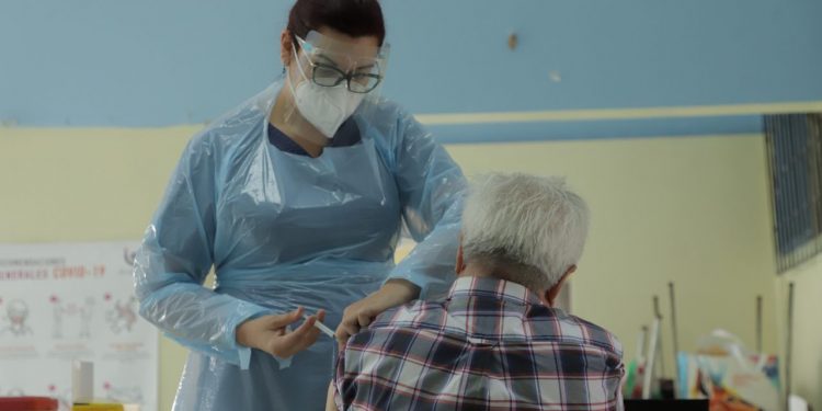 Vacunación COVID-19: Salud municipal reitera llamado al Gobierno para aumentar recursos que permitan extender cobertura a adultos mayores
