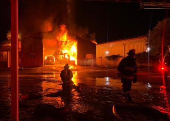 Bodega de parque industrial en Concón es destruida completamente por incendio