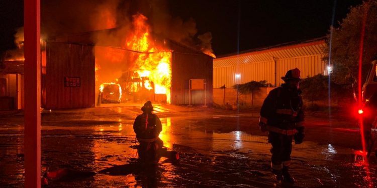 Bodega de parque industrial en Concón es destruida completamente por incendio