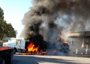 Valparaíso: camión de transporte de petróleo se quema por completo en Placilla al cargar combustible