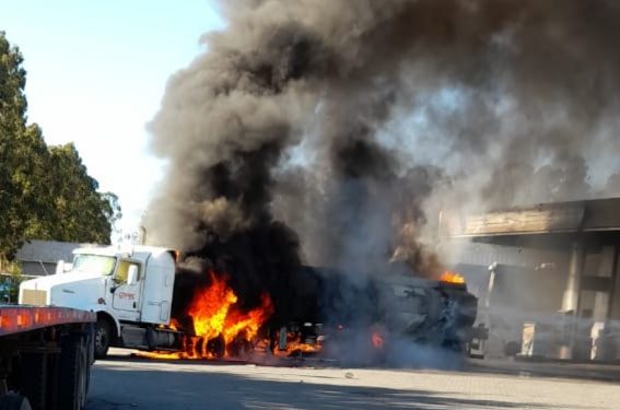 Valparaíso: camión de transporte de petróleo se quema por completo en Placilla al cargar combustible