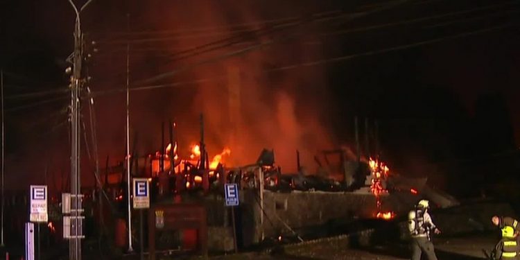 Panguipulli: 10 instituciones públicas destruidas y 3 bomberos heridos dejaron protestas por muerte de malabarista a manos de Carabineros
