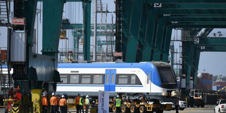 En el puerto de San Antonio fueron desembarcados nuevos trenes adquiridos por EFE