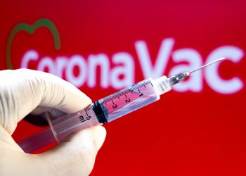 Ministerio de Salud presenta denuncia contra dirigente Fenats que llamó a no inocularse con la vacuna de Sinovac