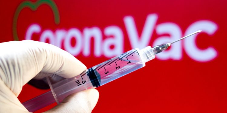 Ministerio de Salud presenta denuncia contra dirigente Fenats que llamó a no inocularse con la vacuna de Sinovac