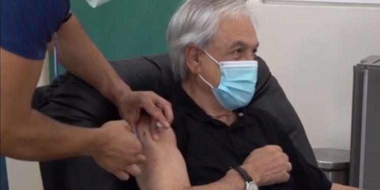 En Futrono Sebastián Piñera fue inoculado con primera dosis de vacuna contra el COVID-19