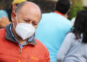 Alcalde de Panguipulli en picada contra policía uniformada: asegura que incendios y muerte de malabarista «son total responsabilidad de Carabineros»