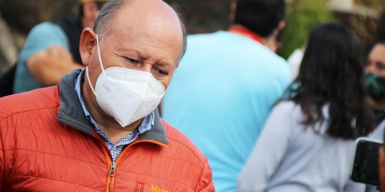 Alcalde de Panguipulli en picada contra policía uniformada: asegura que incendios y muerte de malabarista «son total responsabilidad de Carabineros»