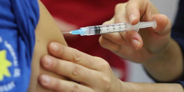 Critican vacunación de parlamentarios y enfatizan que la priorización debe ser por criterio de salud