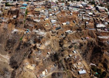 Senadora Allende emplaza a avanzar con mayor rapidez en la reconstrucción de viviendas en los cerros de Valparaíso