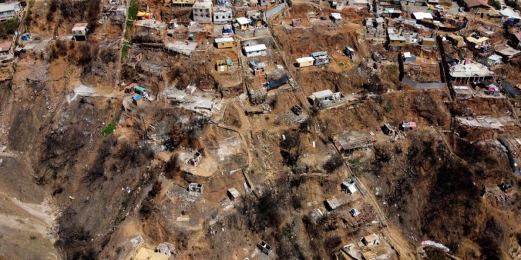 Senadora Allende emplaza a avanzar con mayor rapidez en la reconstrucción de viviendas en los cerros de Valparaíso