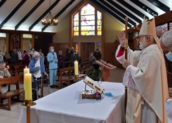 Cardenal Aós hizo misa en hogar de ancianos sin respetar el aforo permitido y se disculpó