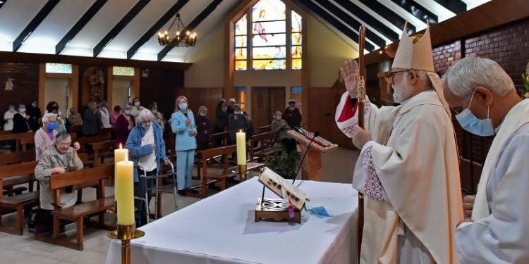Cardenal Aós hizo misa en hogar de ancianos sin respetar el aforo permitido y se disculpó