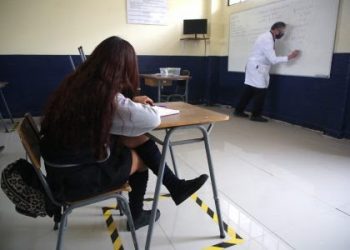 Dos colegios de la Región Metropolitana entran en cuarentena preventiva tras primer día de clases presenciales por casos de COVID-19