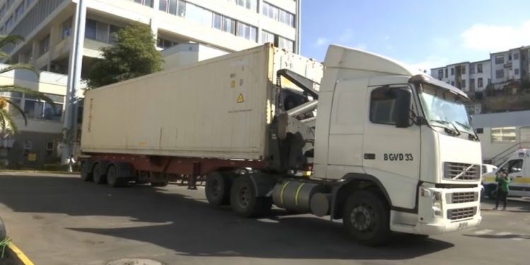 Pese a llegada de container refrigerado Gobierno descarta colapso en morgue de Hospital Van Buren de Valparaíso