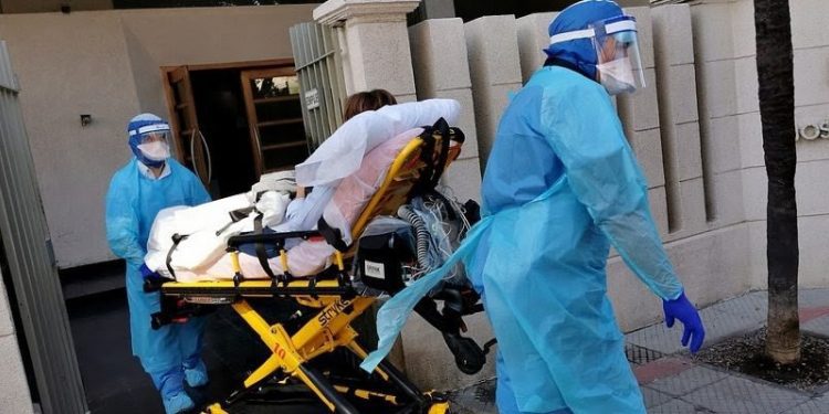 Alza de contagios por COVID-19: infectólogo sugiere modificar la actual estrategia contra la pandemia