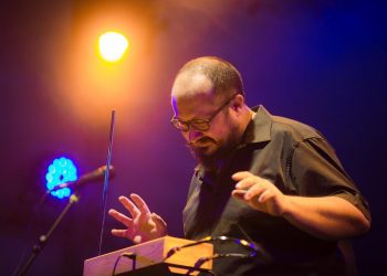 Quilpué: Profesor Sonoro, el hombre que hace música en el aire llega al Teatro Municipal