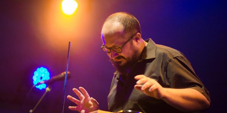 Quilpué: Profesor Sonoro, el hombre que hace música en el aire llega al Teatro Municipal