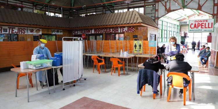 Operativos de toma de PCR y sanitización son realizados en el Mercado Cardonal por la Municipalidad de Valparaíso