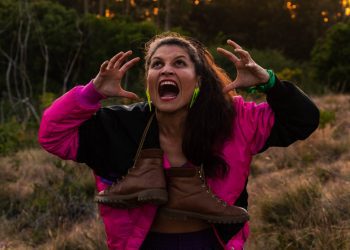 Con su unipersonal cómico Mujer con Bototos, Estela de la Luz busca encantar a los vecinos de El Tabo