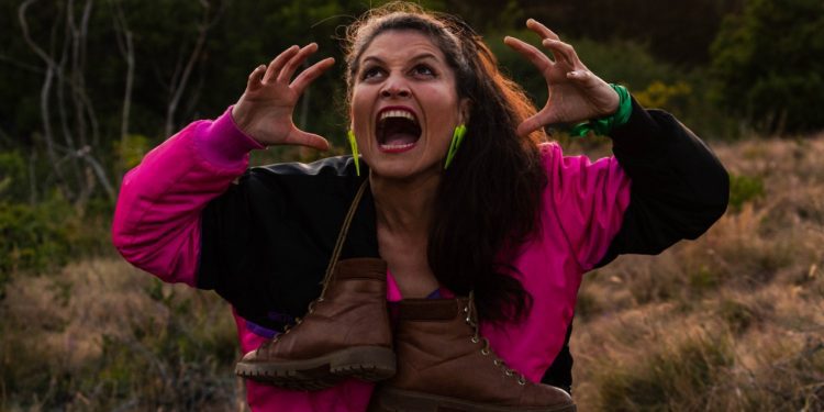 Con su unipersonal cómico Mujer con Bototos, Estela de la Luz busca encantar a los vecinos de El Tabo