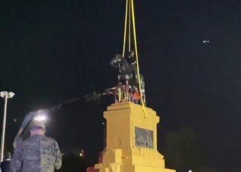 Luego de 93 años, estatua de Baquedano es retirada para su restauración