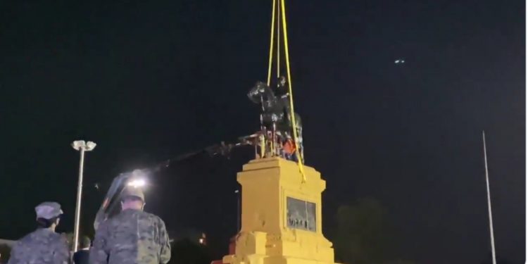 Luego de 93 años, estatua de Baquedano es retirada para su restauración