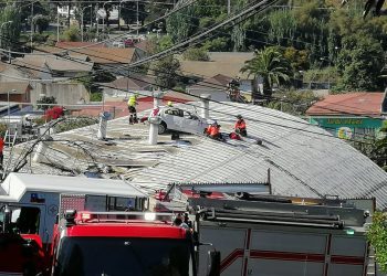 Dirigentes vecinales de Chorrillos exigen pronta respuesta ante accidente que dejó un vehículo en el techo de un colegio en Viña del Mar