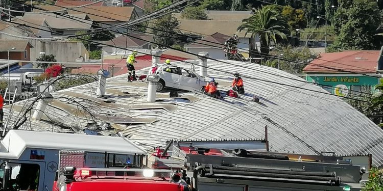 Dirigentes vecinales de Chorrillos exigen pronta respuesta ante accidente que dejó un vehículo en el techo de un colegio en Viña del Mar