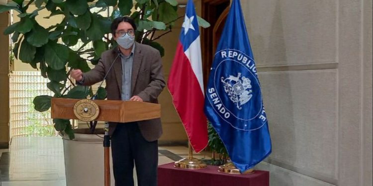 Senador Latorre presenta proyecto para castigar el negacionismo tras caída de anterior iniciativa en el TC