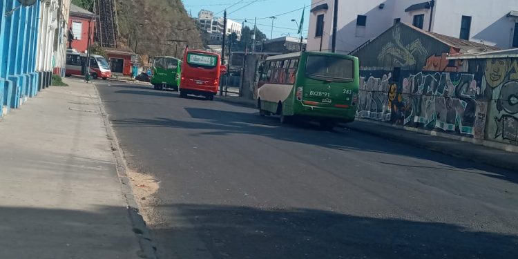 Acusan que choferes de la locomoción colectiva usan como baño público la calle Blanco de Valparaíso