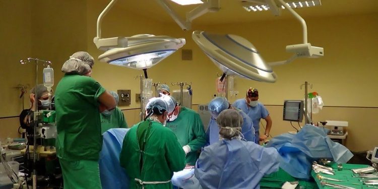 Desde este viernes Minsal suspenderá las cirugías electivas en la mayor parte de Chile